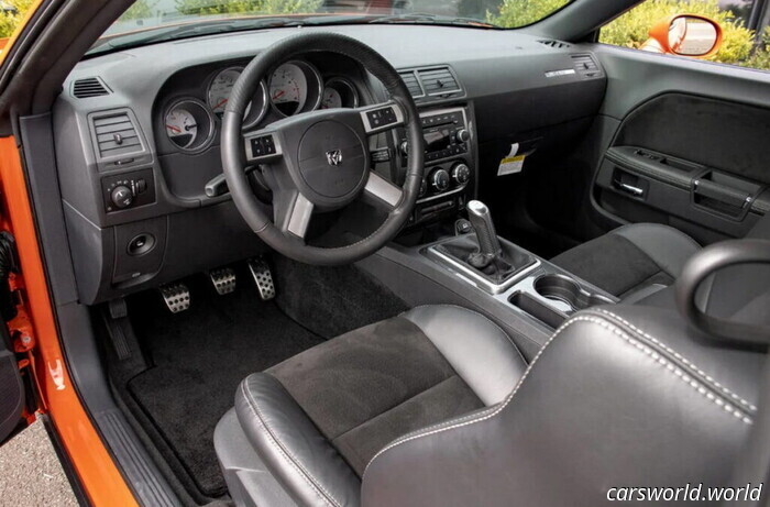 Faresti cadere 5 50K su un Challenger SRT8 2009 di 1 miglio nascosto per 16 anni? / Carscoops